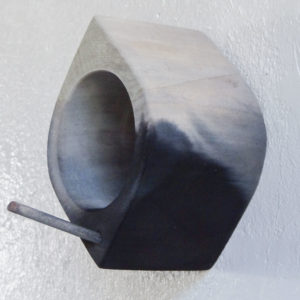 toutes petites etageres en bois brule par Georges